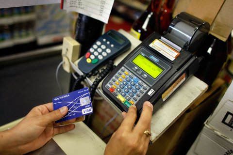 Σύγχυση επικρατεί ακόμα για τις επιχειρήσεις με POS – Καταγγελίες για επιχειρήσεις που δεν είναι υποχρεωμένες