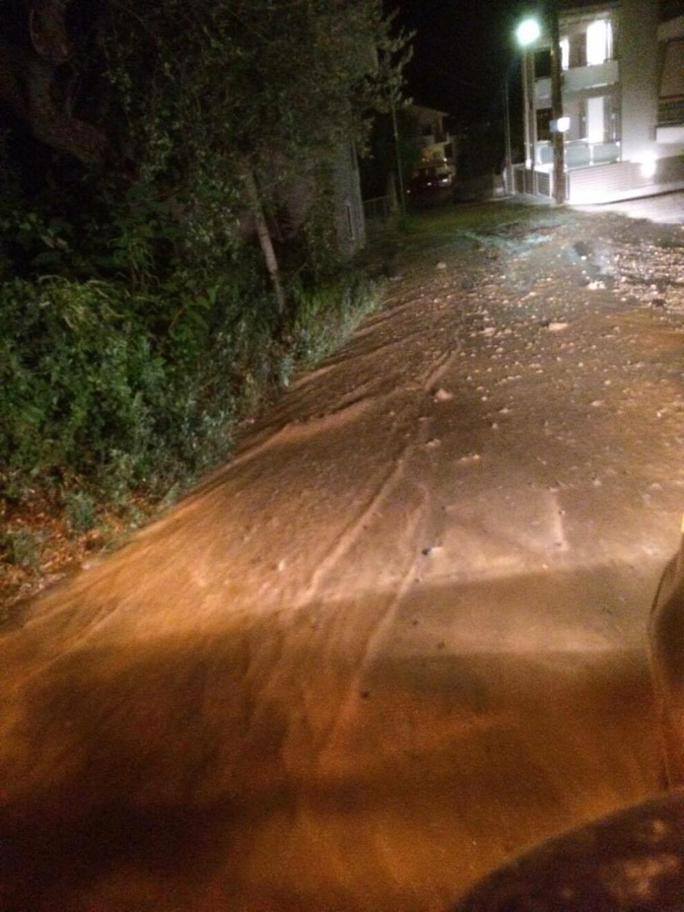 Πλημμύρισαν οι δρόμοι από βλάβη σε αγωγό ύδρευσης στην Παλιόχωρα (φωτογραφίες)
