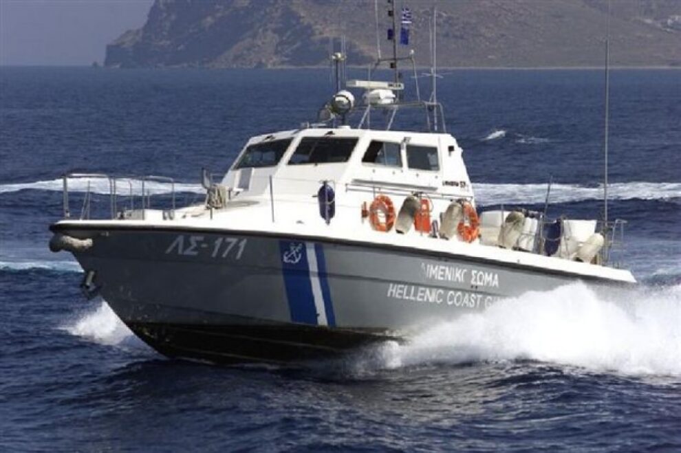 Συναγερμός στον Κυπαρισσιακό Κόλπο – Ακυβέρνητο σκάφος με μετανάστες
