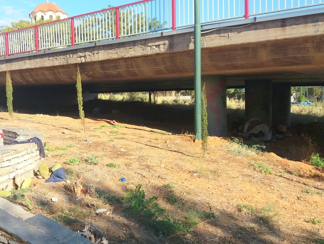 Άνθρωποι ζουν στα σκουπίδια κάτω από τη γέφυρα της Αγίας Τριάδας