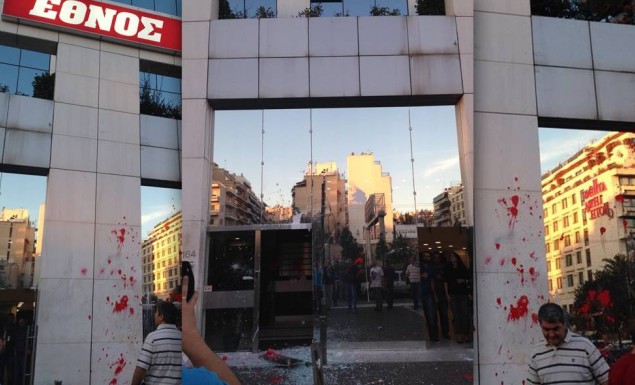 Χούλιγκαν επιτέθηκαν στα γραφεία του “Έθνους” – Χτύπησαν τον δημοσιογράφο Μένιο Σακελλαρόπουλο