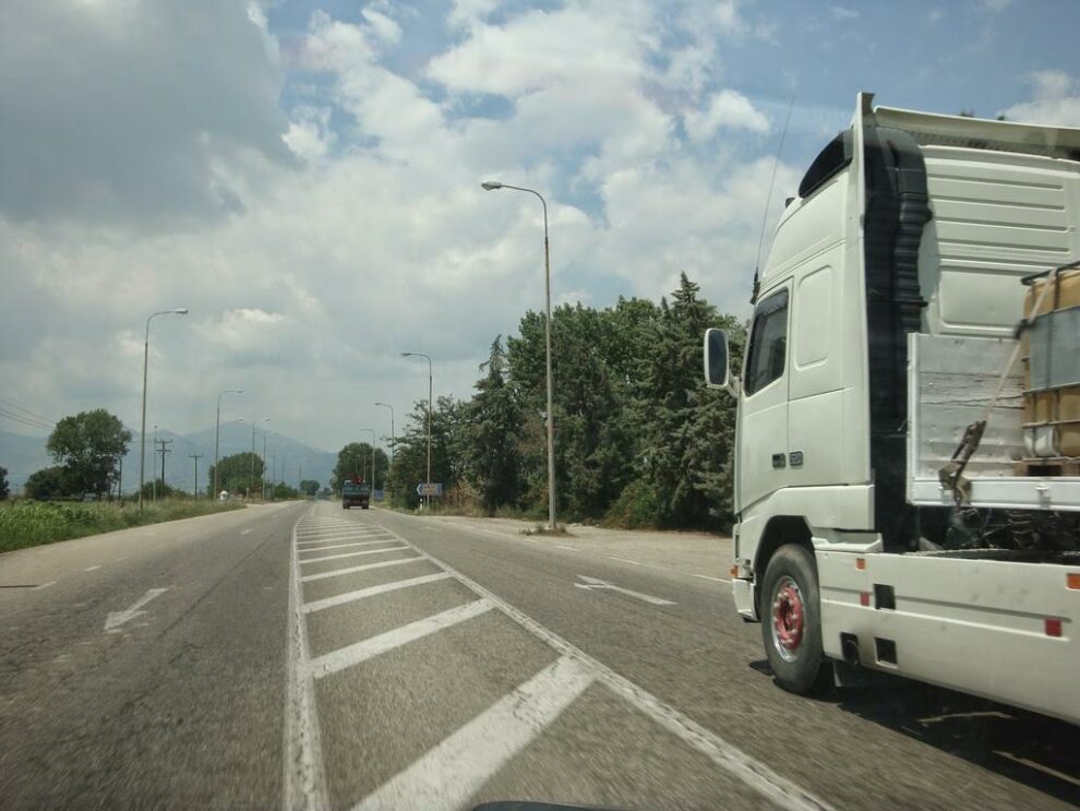 Φορτηγό παρέσυρε και σκότωσε πεζό στην Ε.Ο. Πύργου – Μεθώνης