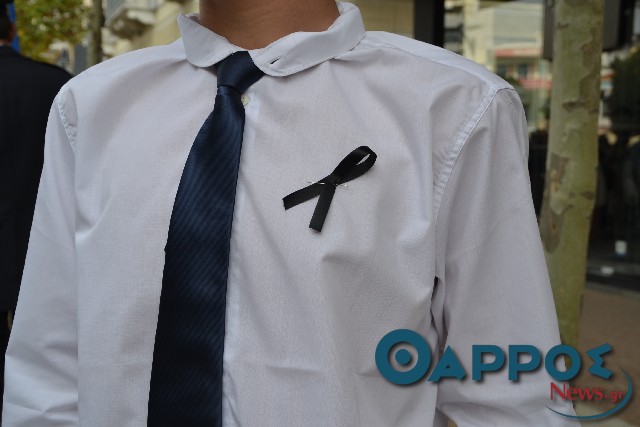 Με πένθος στο πέτο παρέλασαν οι μαθητές του 2ου Λυκείου Καλαμάτας