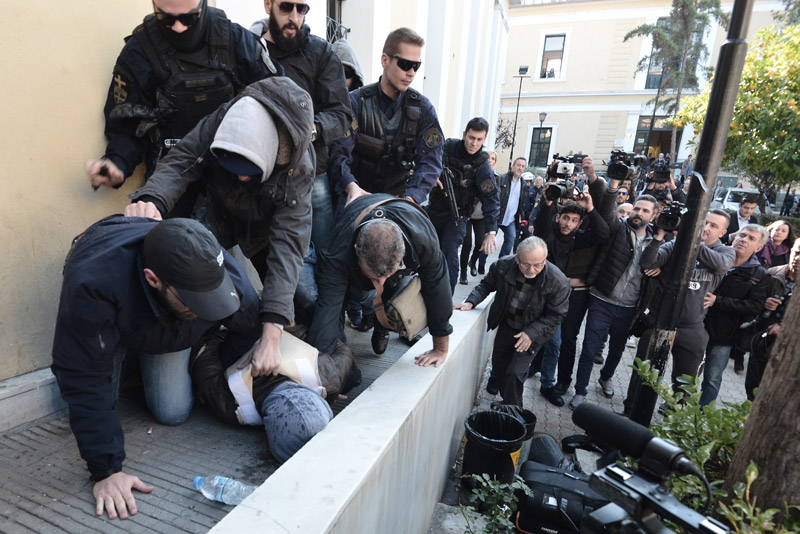 Ξανά ένταση στην Ευελπίδων με τον δολοφόνο της Δώρας