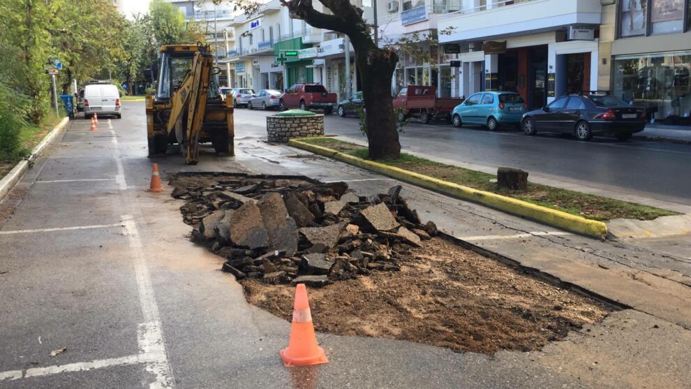 Μεγάλος «κρατήρας» άνοιξε μπροστά στο κεντρικό δημοτικό πάρκινγκ