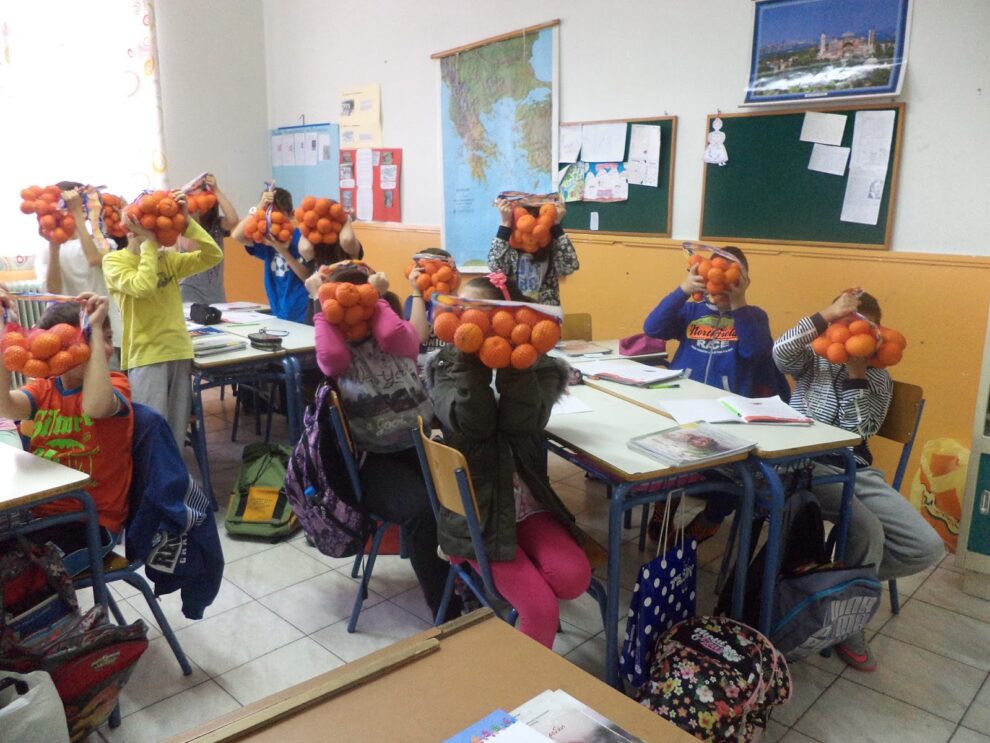 Διανομή πορτοκαλιών στους μαθητές του Δήμου Καλαμάτας