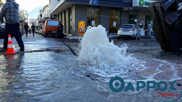 Σπασμένος σωλήνας πλημμύρισε το κέντρο της Καλαμάτας ! (φωτογραφίες)