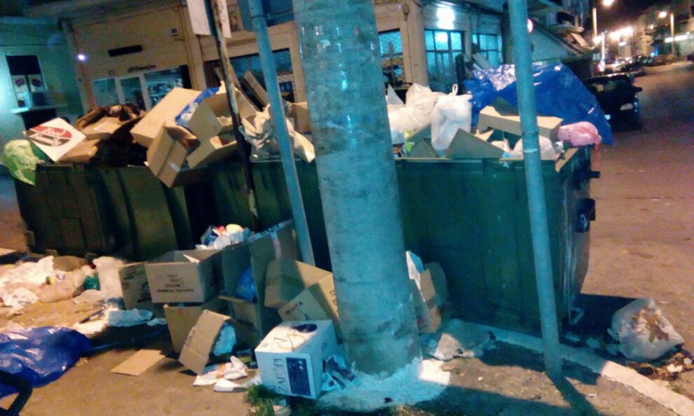 Σκουπίδια στους δρόμους, αγανάκτηση κι ερωτήματα κατοίκων των Γαργαλιάνων