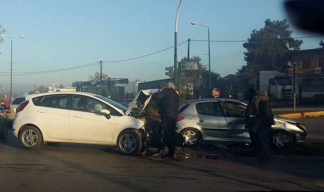 Σφοδρή σύγκρουση οχημάτων στο Ασπρόχωμα
