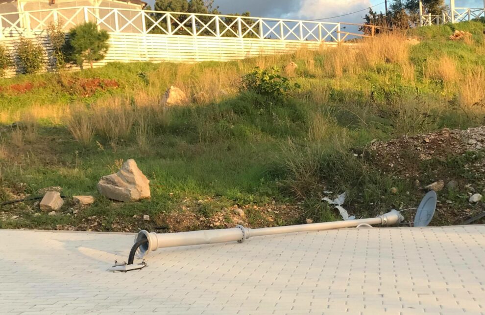 «Έπεσε» καινούργιος φωτιστικός στύλος
