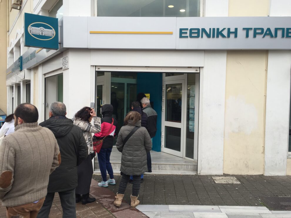 Παράδοση οι ουρές στις τράπεζες…
