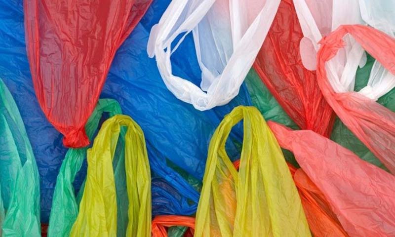 Τέσσερα λεπτά η πλαστική σακούλα από τη νέα χρονιά