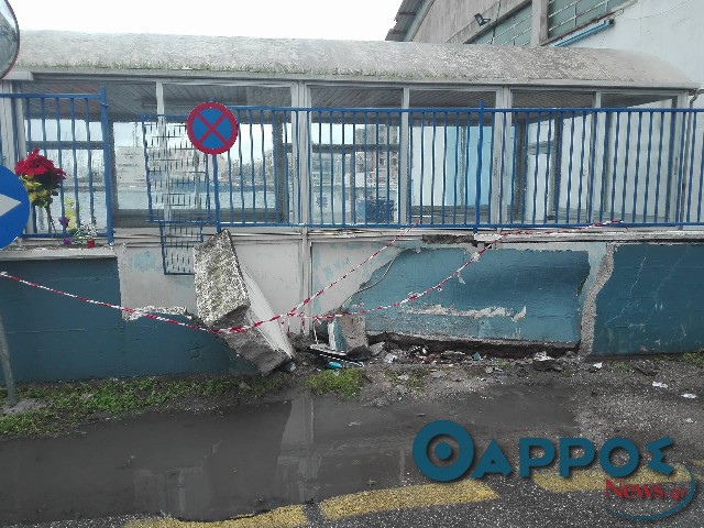 Αυτοκίνητο «καρφώθηκε» σε μάντρα στο λιμάνι της Καλαμάτας