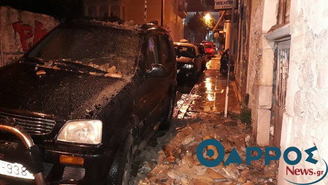 Ετοιμόρροπο κτήριο προκάλεσε φθορές σε αυτοκίνητο στο κέντρο της Καλαμάτας (φωτογραφίες)