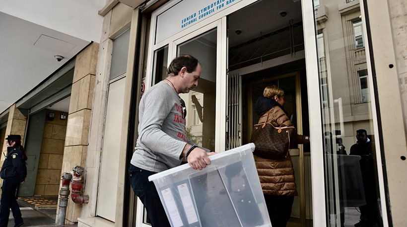Τηλεοπτικές άδειες: Έξι μνηστήρες για επτά κανάλια- Εκτός το Mega