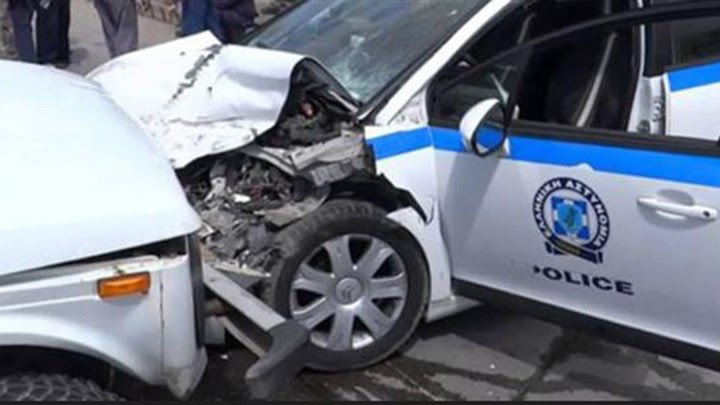 Τσιγγάνοι που διέπρατταν κλοπές διέφυγαν τρακάροντας το αυτοκίνητο της Ασφάλειας