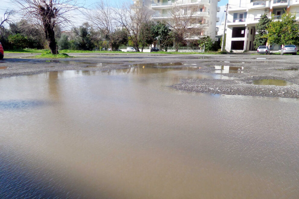 Από χώρος στάθμευσης… λίμνη