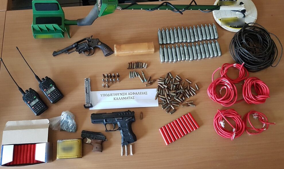 Όπλα, εκρηκτικά, ασύρματοι και ανιχνευτές μετάλλων σε οικία στη Βέργα! Συνελήφθησαν 2 ατόμα