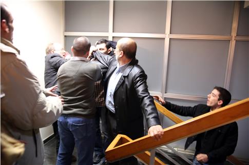 Εισβολή του Ρουβίκωνα σε ομιλία του Τσακαλώτου στο ΕΒΕΑ