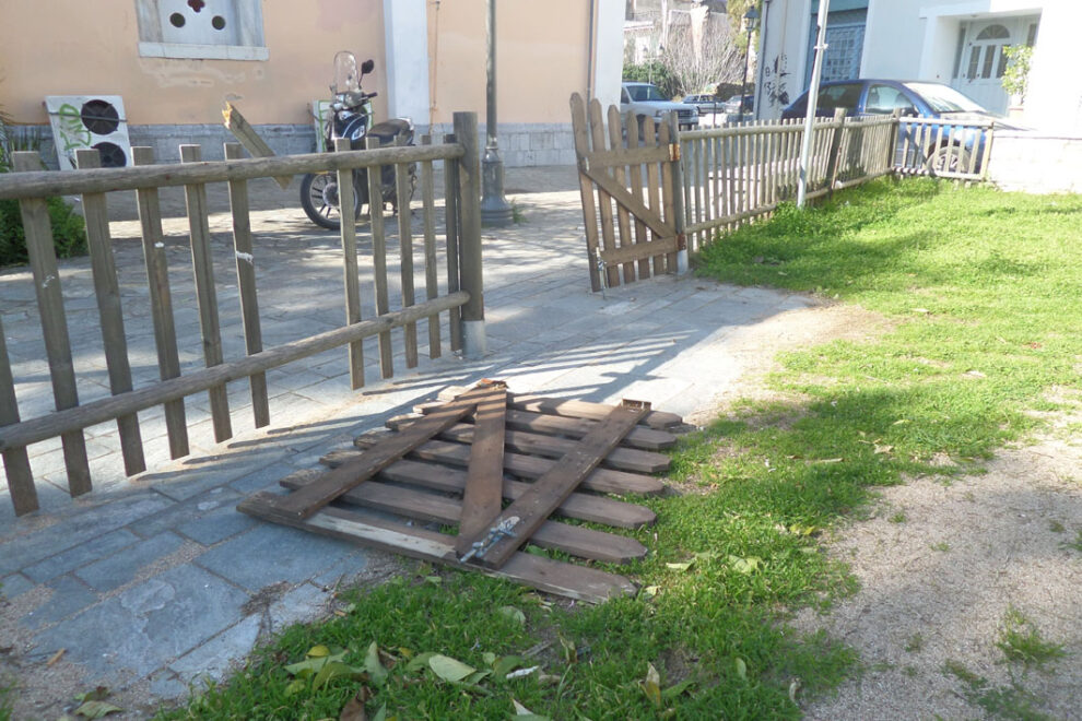Ζημιές στην παιδική χαρά