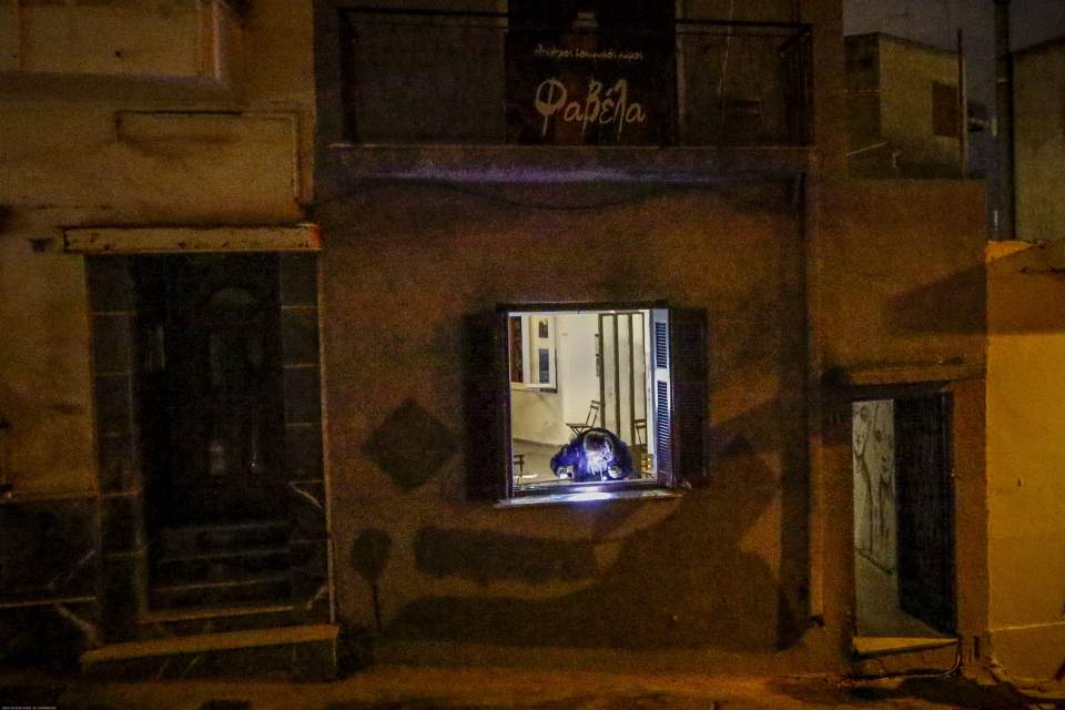Αιματηρή επίθεση σε στέκι αντιεξουσιαστών στον Πειραιά – Πέντε τραυματίες