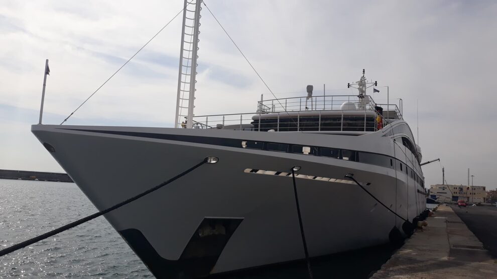 Στο λιμάνι της Καλαμάτας το επιβλητικό “Elegant 007” (φωτογραφίες)
