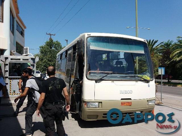 Από την Κορώνη στην Καλαμάτα μεταφέρονται τριάντα από τους μετανάστες