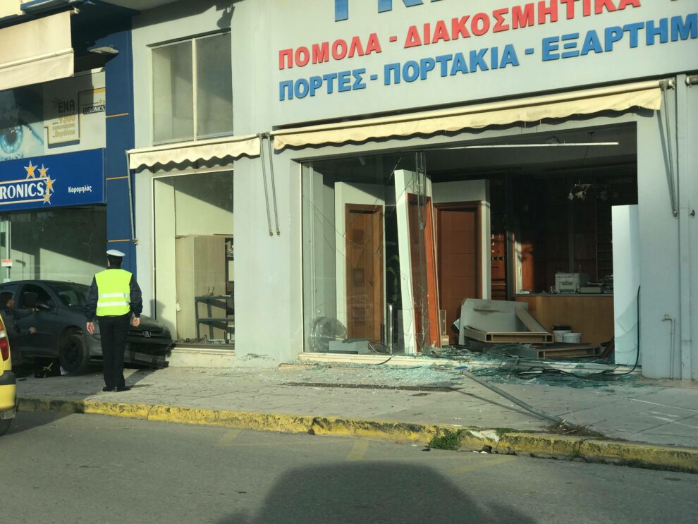 Αυτοκίνητο «εισέβαλε» σε βιτρίνα καταστήματος στην οδό Αρτέμιδος