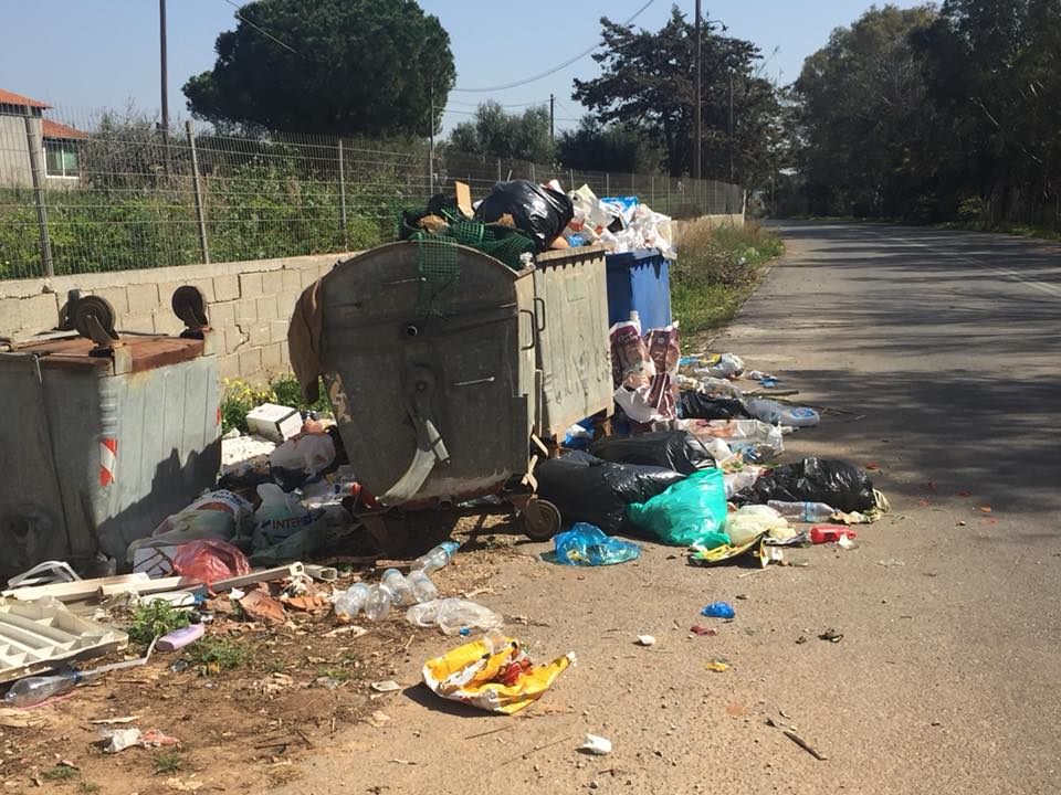 Μαραθόπολη: Press container ανακύκλωσης τη μία μέρα, «χύμα» σκουπιδαριό τις επόμενες…