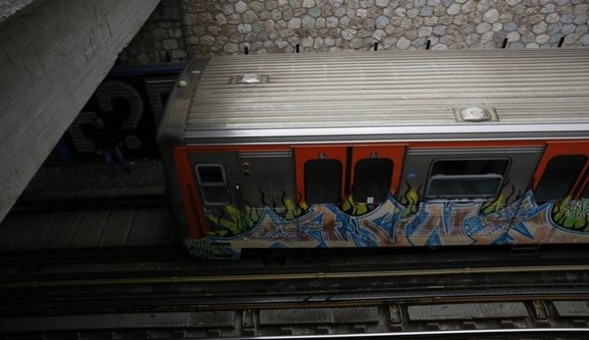 Αυτοκίνητο έπεσε στον Ηλεκτρικό