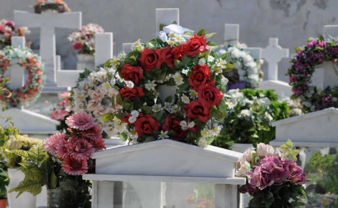 Λουλούδια από το νεκροταφείο Καλαμάτας καταλήγουν σε ανθοπωλεία!