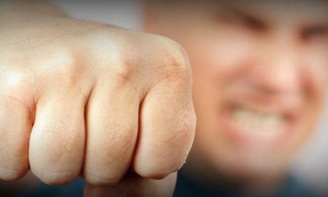 Τους χρωστούσε χρήματα, τον απήγαγαν και του έσπασαν τα πόδια
