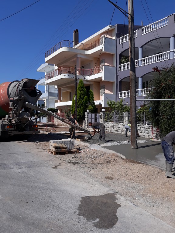Σκυροδετήθηκαν τα πεζοδρόμια στην Αύρας