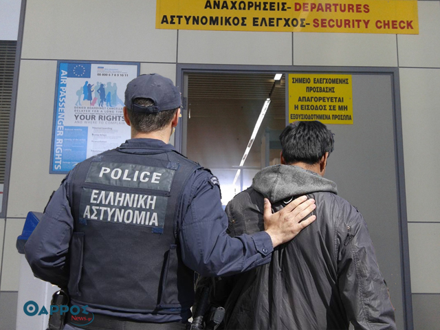 Νεαροί Πακιστανοί έφυγαν  με χειροπέδες από το αεροδρόμιο