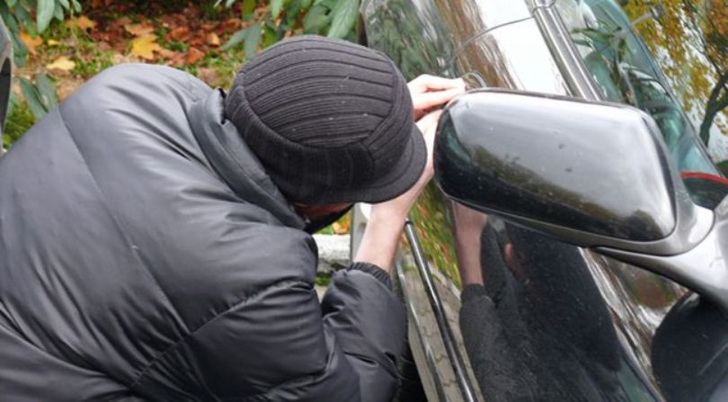 Η κάμερα τον κατέγραφε να σπάζει αυτοκίνητα και να κλέβει