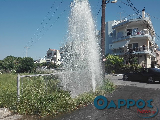 Αυτοκίνητο «γκρέμισε» κρουνό και δημιούργησε πίδακα