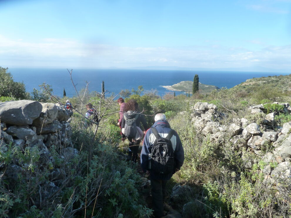 Πρόσκληση για περπάτημα  στα καλντερίμια της Μάνης