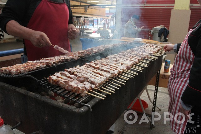 Τίμησε το έθιμο «τσικνίζοντας» σε κάθε γειτονιά η Καλαμάτα! (φωτογραφίες)