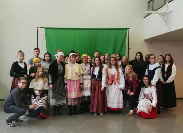 Από το ΓΕΛ Κυπαρισσίας παρουσίασαν αυθεντικές παραδοσιακές γυναικείες φορεσιές στη Φινλανδία!
