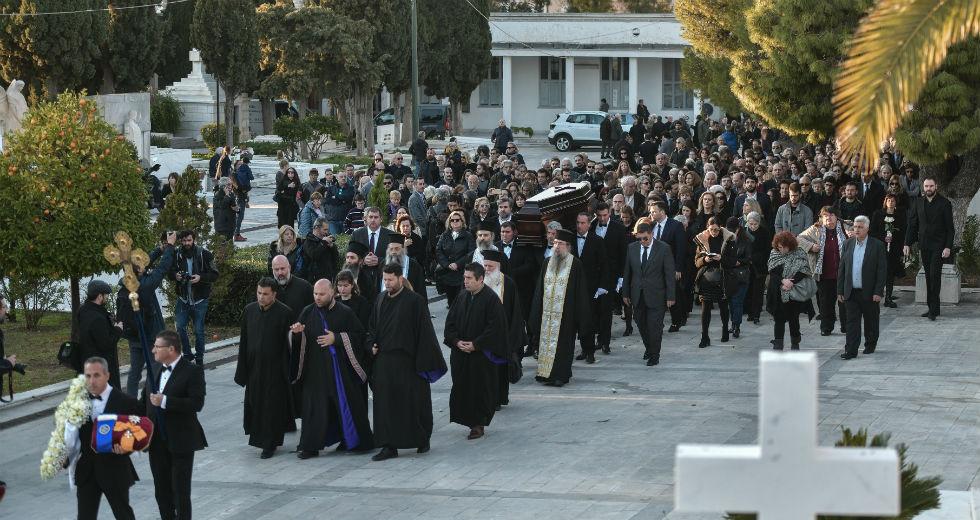 Στην εξόδιο ακολουθία της Κικής  Δημουλά ο δήμαρχος Γ. Αθανασόπουλος