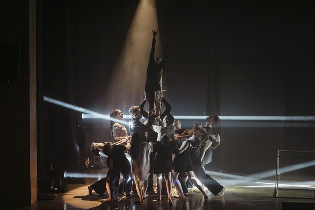 «Light in the dark»:  Χορευτική παράσταση ενηλίκων