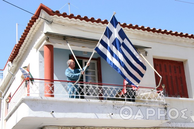 25η Μαρτίου με τις ελληνικές σημαίες κυματίζουν στα περισσότερα μπαλκόνια της Καλαμάτας