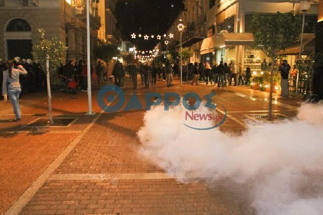 Με δακρυγόνα και χειροβομβίδες κρότου-λάμψης η πορεία για Γρηγορόπουλο- Ρωμανό στην Καλαμάτα (φωτογραφίες και βίντεο)