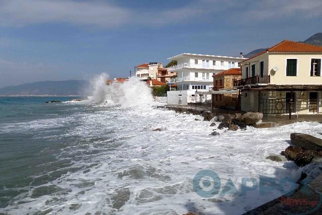 Στο έλεος των κυμάτων τα σπίτια της Παλιόχωρας (φωτογραφίες και βίντεο)
