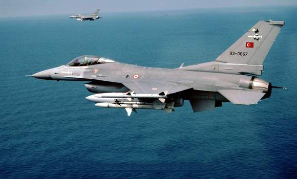 Επικίνδυνα χαμηλή πτήση τουρκικών F-16 πάνω από τους Λειψούς