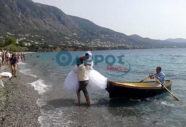 Ξεχωριστή άφιξη νύφης μέσω θαλάσσης στην Καλαμάτα (φωτογραφίες και βίντεο)