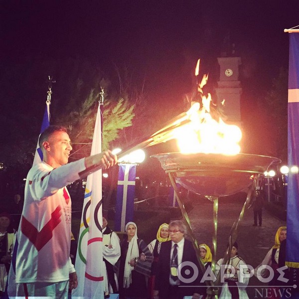 Ο Ολυμπιονίκης Λούης Τσάτουμας άναψε το βωμό της Ολυμπιακής Φλόγας στην Πλατεία της Μεσσήνης (φωτογραφίες)