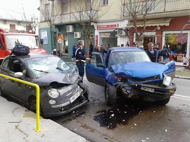 Σοβαρό τροχαίο με τραυματίες στην οδό Λυκούργου στην Καλαμάτα (φωτογραφίες)