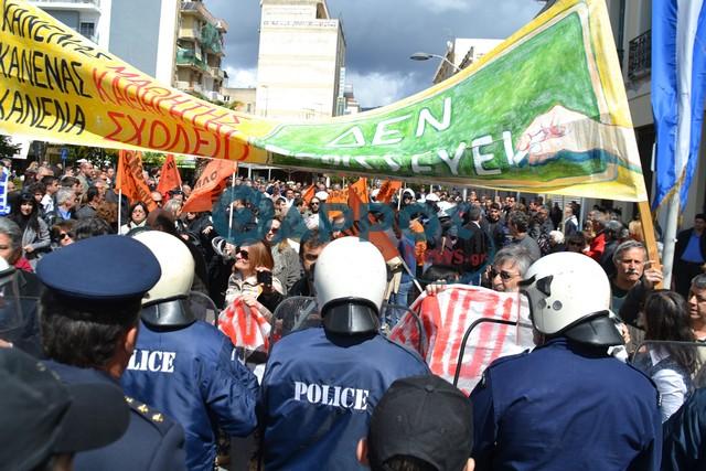 Ένταση και συγκρούσεις στο τέλος της παρέλασης στην Καλαμάτα (φωτογραφίες και βίντεο)