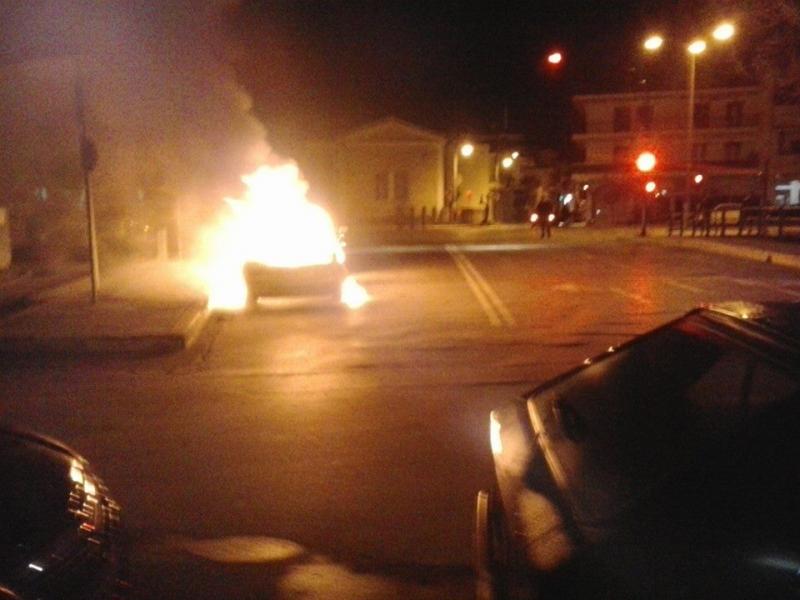 Φωτιά σε αυτοκίνητο αναστάτωσε το Ιστορικό Κέντρο στις 2:30 τα ξημερώματα  (φωτογραφίες & βίντεο)